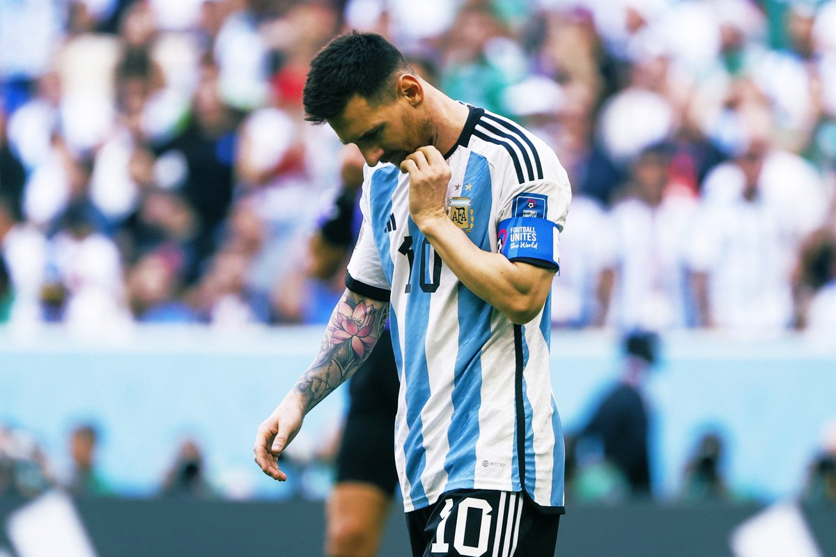 territorio__RM's tweet photo. 🇦🇷Leo Messi 🆚 Uruguay🇺🇾

➤ 90 minutos
➤ 0 goles
➤ 0 asistencias
➤ 27 balones perdidos
➤ 7 faltas
➤ Agresión con el codo
➤ Agarrón del cuello
➤ 0 amarillas
➤ 2 rojas perdonadas
➤ Nota final: 3’5

PARTIDAZO del astro argentino🔥🔥🔥 “Merecedor del Balón de Oro, GOAT”🤣🫵 https://t.co/tIEOSZwjDB
