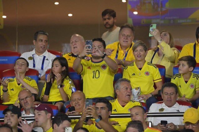 tatoamericano's tweet image. Entonces está toda la familia en el estadio y la única a la que gritaron "Fuera Petro" fué a la menor de edad. ¿Sí ven lo que significa una victimización perfecta de la extrema izquierda? Son unos catrehijueputas.