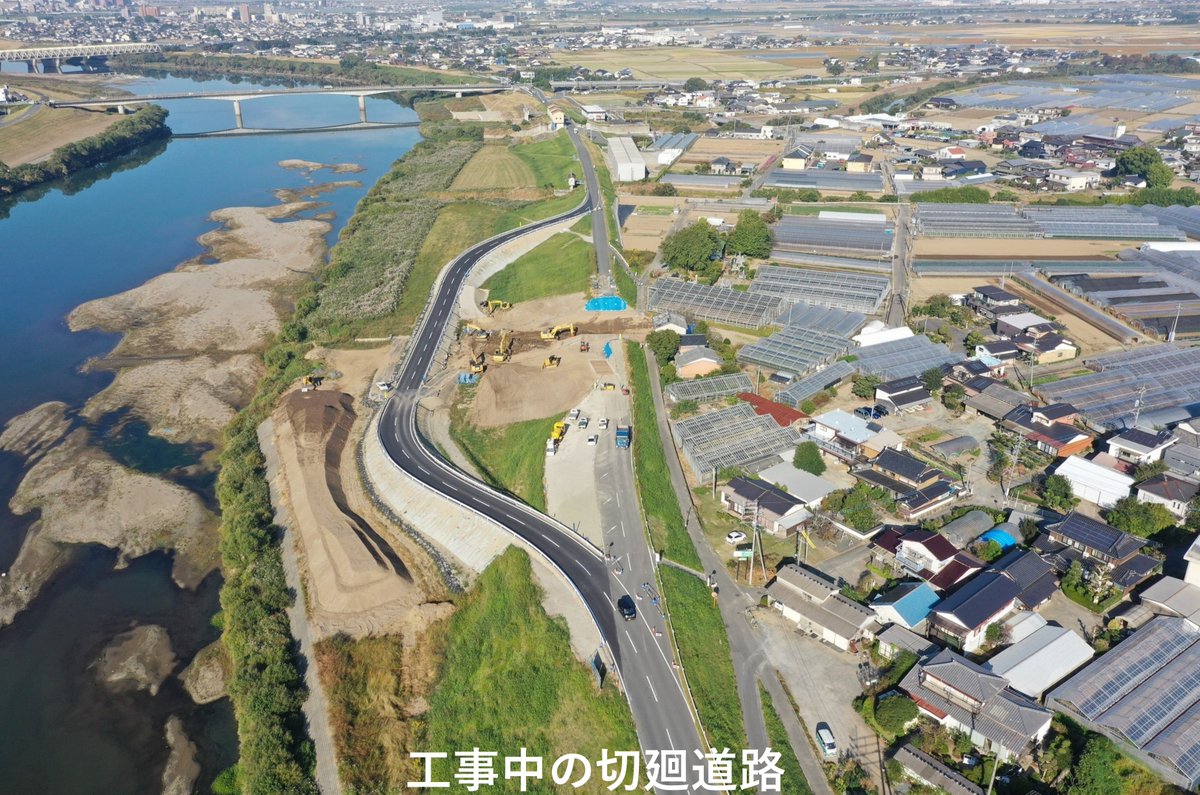 mlit_chikugo's tweet photo. 【#筑後川現場だよりNo.49】
井樋建設(株)監理技術者の冨安です。
今屋敷樋管改築工事を行っており、現在、ﾌﾟﾚｷｬｽﾄ函体の据付が完了したところです。
工事中につき、合川大橋～神代橋間の堤防道路を車線変更していますので、走行中、サイン灯や看板が見えましたらゆっくりとご通行下さい。 https://t.co/GQihLsoYIN