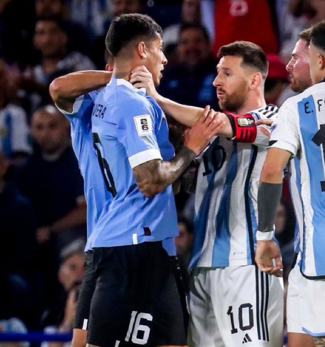 "La gente joven tiene que aprender a respetar" dice el adulto Messi luego de agarrarlo del cuello al jovencito. Todo muy normal en Argentina. #Maiameeee
