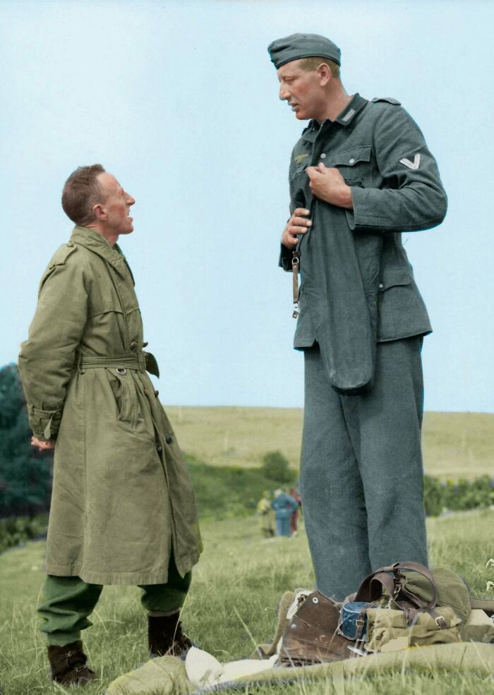 Jakob Nacken, de 2'21 metros, el soldado nazi más alto, charlando con el oficial canadiense Bob Roberts (1,60 m) tras rendirse cerca de Calais, en 1944.