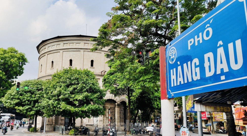 ngahpham's tweet photo. The French-era Hang Dau water tower is now open to visitors! I heard there’s an art exhibition inside. The tower was built in 1894 and was often mistaken for a police station 🤔 Do visit if you’re in Hanoi!
(Pix from Tien Phong newspaper) https://t.co/MkICp4EcZ4
