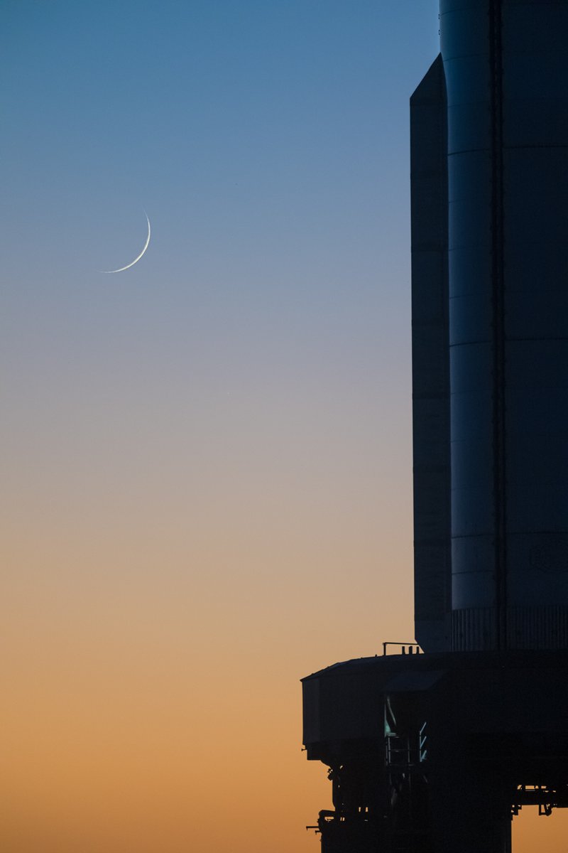 johnkrausphotos's tweet photo. The Moon and Booster 9 https://t.co/0apvOKmhld