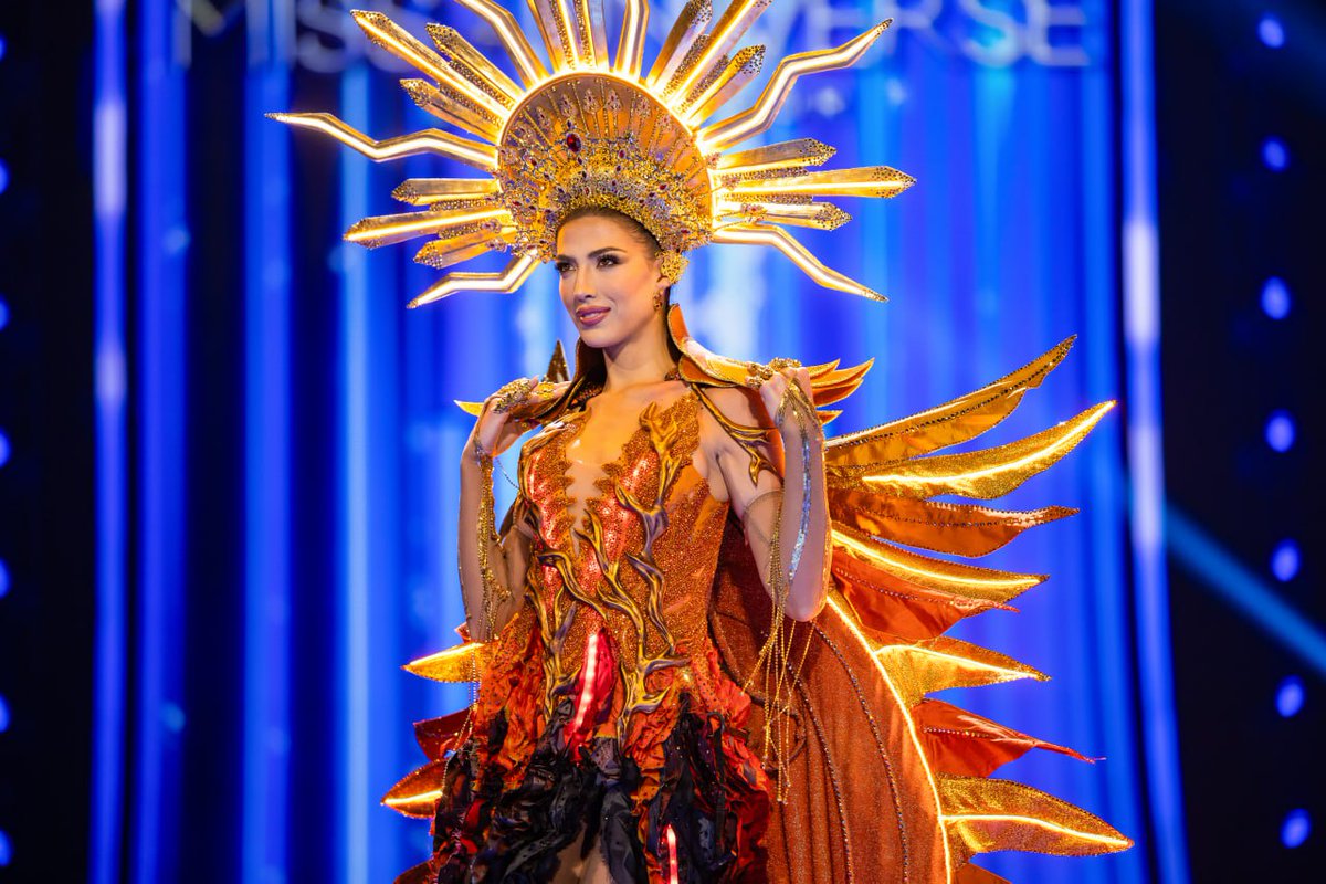 DanielaRivas69's tweet photo. El mejor traje de la noche se lo lleva Miss El Salvador, representando a nuestra tierra llena de volcanes.

Arriba El Salvador 🇸🇻 😍 https://t.co/wg8ahSWHYV