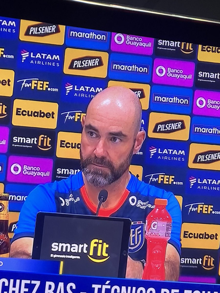 Mucho equipo 🇪🇨 para él 👨🏻‍🦲 que pésimo DT que tenemos… Hoy la selección jugó más con sus individuales de buenos jugadores que colectivamente. El 11 inicial no convence, los cambios tibios 🫤🤷🏻‍♂️ Ecuador no juega mal pero tenemos para más y urge un buen killer un 9 pero NO Enner 🙏
