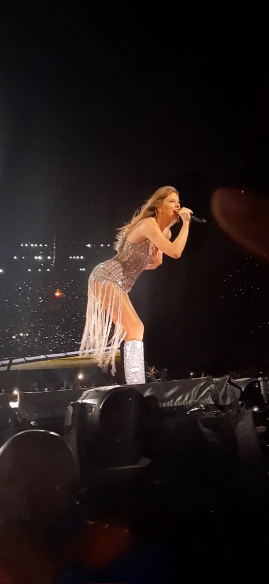 glonuwu's tweet photo. "I said, Remember this moment" 🏰💞12.11.23 was one of the best days of my life, I managed to see you and so close that it is unreal, thank you for deciding to come to Buenos Aires, I love you very much @taylorswift13 💞 @taylornation13 https://t.co/gr24FPi7FW