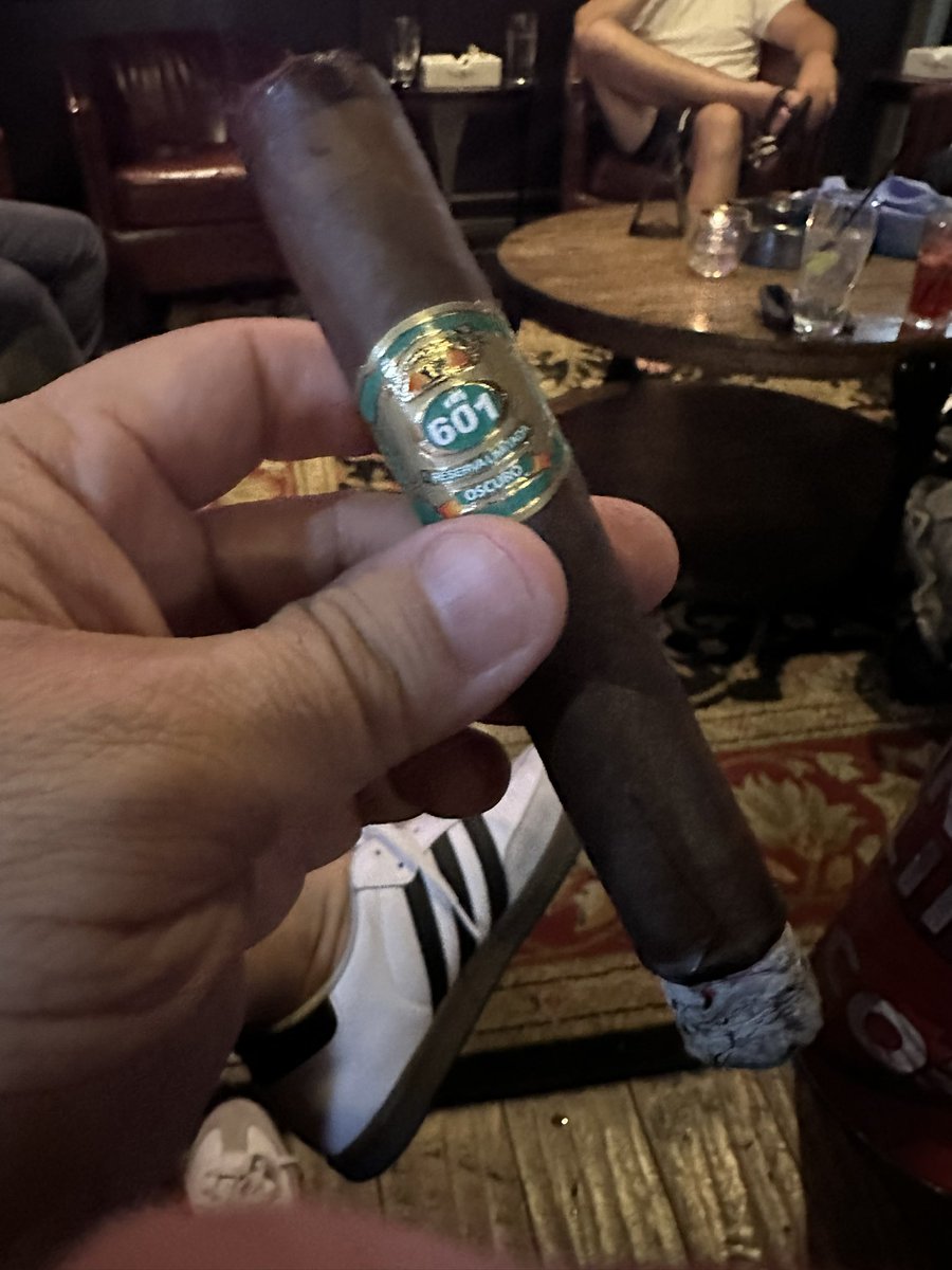 TheCigarGeek's tweet photo. Wow what a great cigar with rich chocolate, coffee and hint of pepper and nice smooth finish. $10-12 #Cigars #Cigars #Stogie #Cigargeek https://t.co/wk0JLfvCDT
