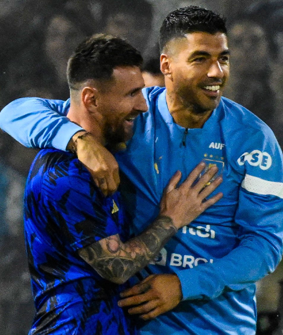 DondeApuesto's tweet photo. ¡HERMANDAD! 🤝
Lionel Messi 🇦🇷 y Luis Suárez 🇺🇾 saludándose en la previa del Argentina 🇦🇷 vs. Uruguay 🇺🇾 por el ‘Clásico del Río de La Plata’ de las Eliminatorias Sudamericanas rumbo a Canadá/México/USA 2026 🇨🇦🇲🇽🇺🇸.
🌐 Visítanos en ➡️ https://t.co/0tVlqq0hIW
#lMessi #Suárez https://t.co/JXaxJwqmKN