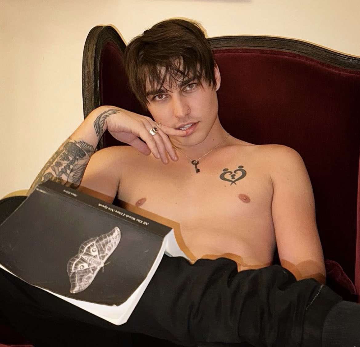 collebrock's tweet photo. HES SO BF 
i cant cope with how pretty this man is. https://t.co/3M7FaPEzZG