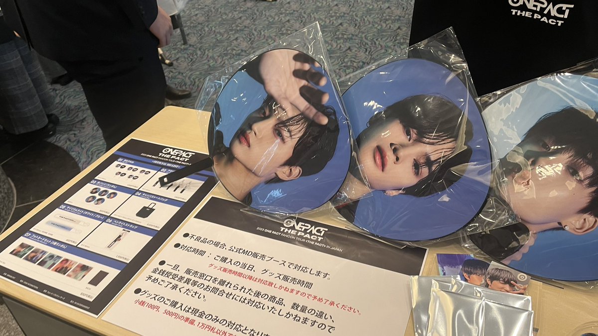 JB__zb1__R's tweet photo. ONEPACTのグッズです！！
サイリウム600円(2種ある気がします)
ペンラキーホルダー1700円
#ONEPACT https://t.co/l8JaB46138