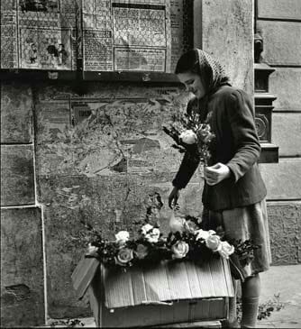 literlandweb1's tweet photo. "El amor no termina, aunque una historia sí lo haga. De eso se trata: no de esquivar esos agujeros, sino de saber dónde se encuentran y seguir tu camino sin miedo a caer en ellos, es decir, aprender a vivir con los finales sin renunciar a otros principios".
"Días sin ti", Elvira Sastre
📷Giuliano Borghesan
