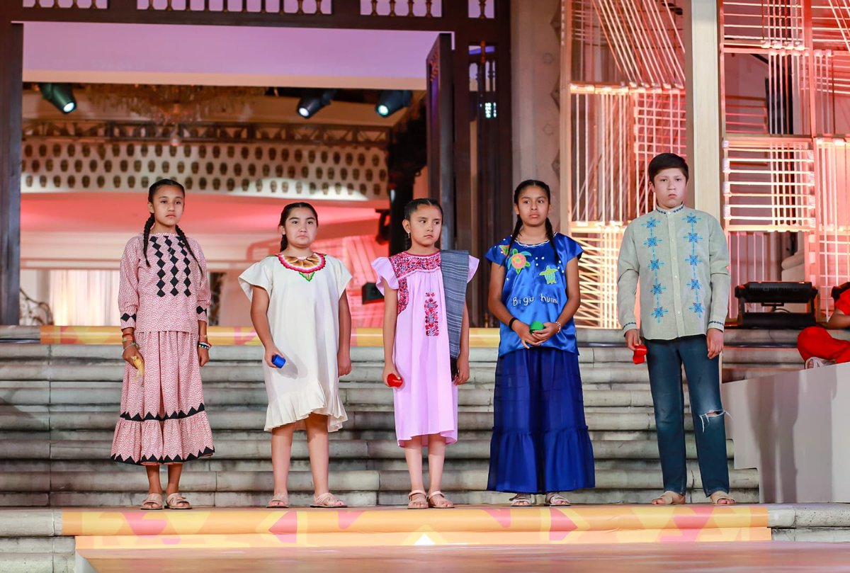 Del 16 al 19 de noviembre, en 7 pasarelas y un espacio de venta para más de 1100 artesanos y creadoras, se tejerá el rebozo más bello del mundo con manos y corazones de todo 🇲🇽 y se llama: <a href="/OriginalMexico/">Original México</a>