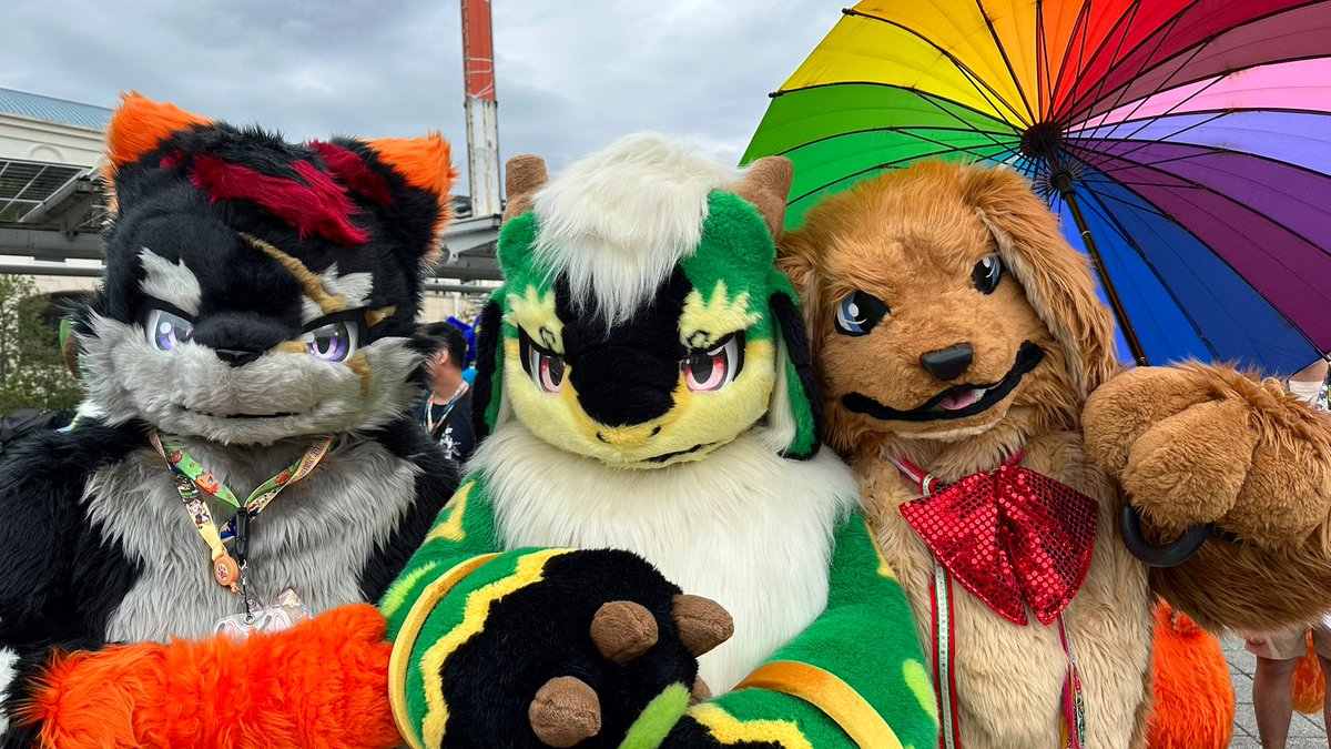 dradrara's tweet photo. 久々に懐かしいお友達と会えたの嬉しかったなぁ〜
#FursuitFriday 
#Infurnity2023 https://t.co/bg0BzWCOHI