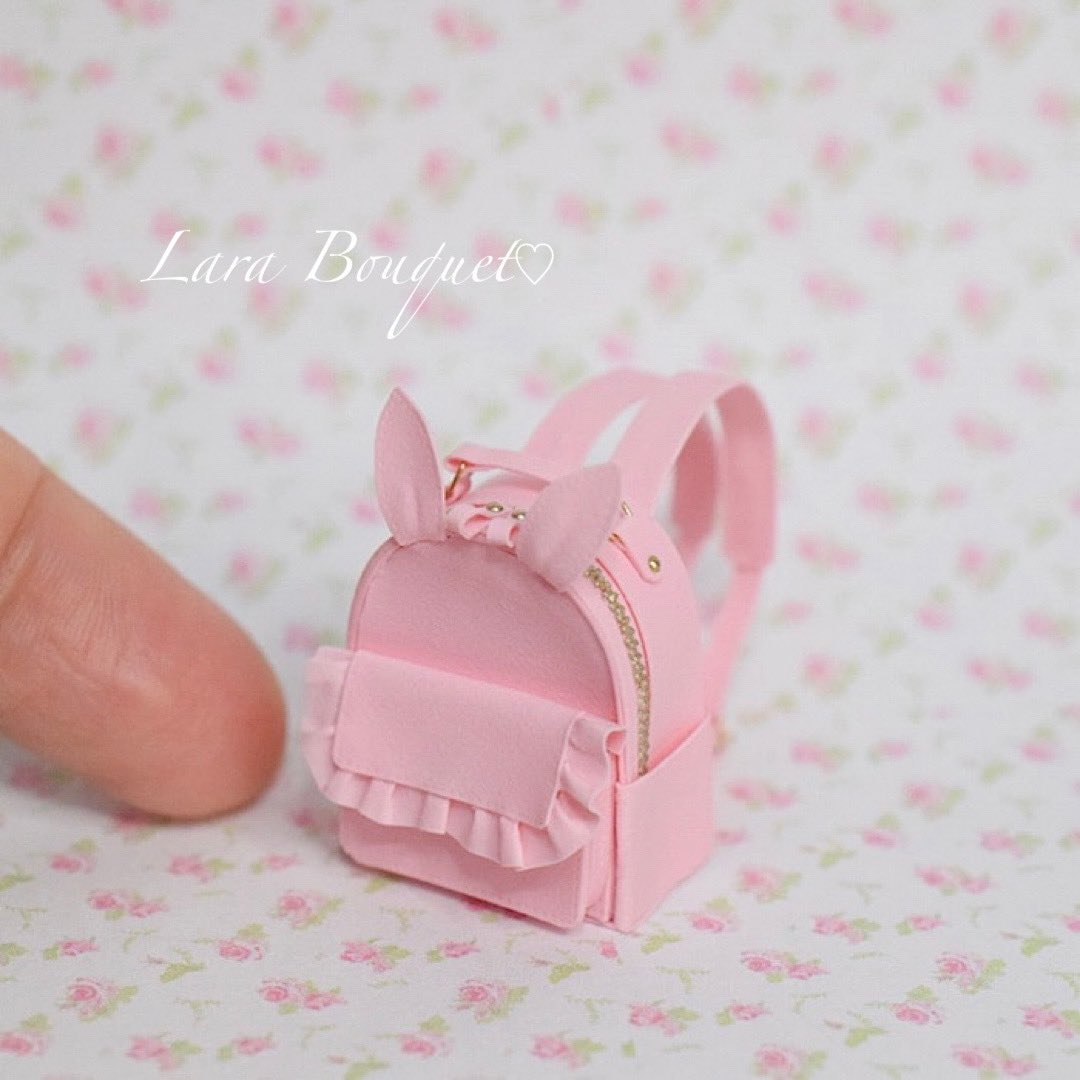 LaraB_miniature's tweet photo. うさ耳のリュックを試作しました🐇✨
細かい装飾などつけるため製作中です🎀
可愛くできるかなー🧸
♥︎
・
・
♥︎
#rabbitear
#backpack
#うさみみ
#リュック
#larabouquet
#miniature
#dollhouse
#ミニチュアアート展2023
#ミニチュア
#ドールハウス
#ララブーケット https://t.co/AehYuDEyET