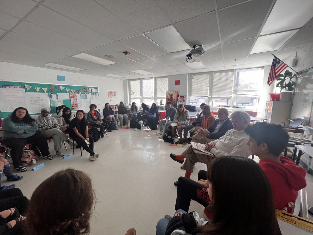 Thursday, the Washington Post’s Joe Davidson &amp; former WSJ DC Bureau Chief Jerry Seib joined journalist and podcaster Al Hunt. Students interested in writing and journalism can work with top national journalists to tell stories and grow as writers. #AtomNation <a href="/AnnandaleAtoms/">Annandale High School</a>