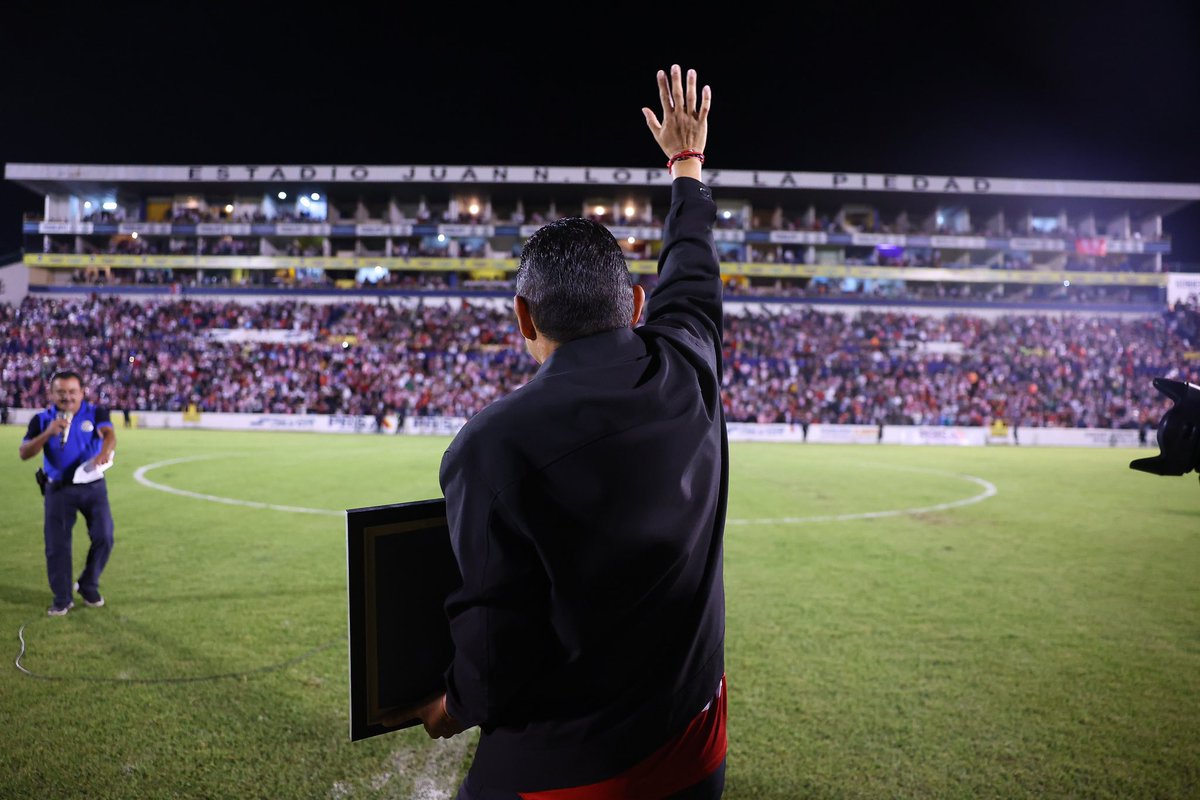 🫶🏻 Realizamos un emotivo homenaje para el Eterno Capitán del Guadalajara.

Un orgullo para La Piedad y Leyenda de mis Chivas ❤️🐐

¡GRANDE <a href="/RamonMorales11/">Ramon Morales</a>! 👏🏻👏🏻👏🏻