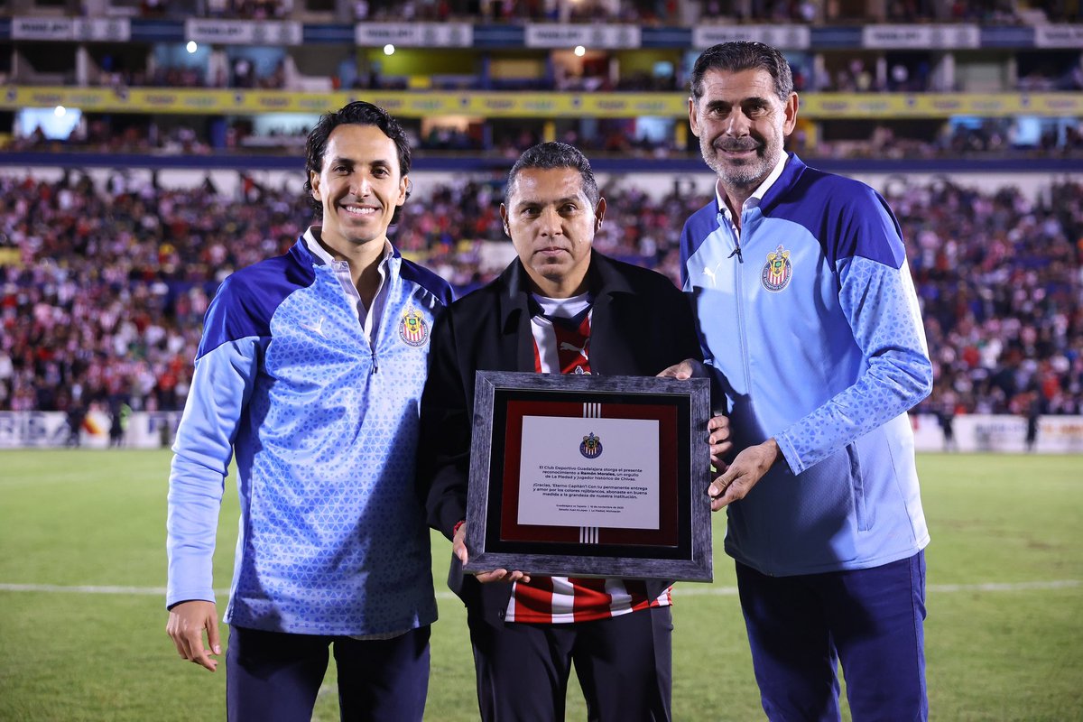 Chivas's tweet photo. 🫶🏻 Realizamos un emotivo homenaje para el Eterno Capitán del Guadalajara.

Un orgullo para La Piedad y Leyenda de mis Chivas ❤️🐐

¡GRANDE @RamonMorales11! 👏🏻👏🏻👏🏻 https://t.co/x5w0bM4OLk