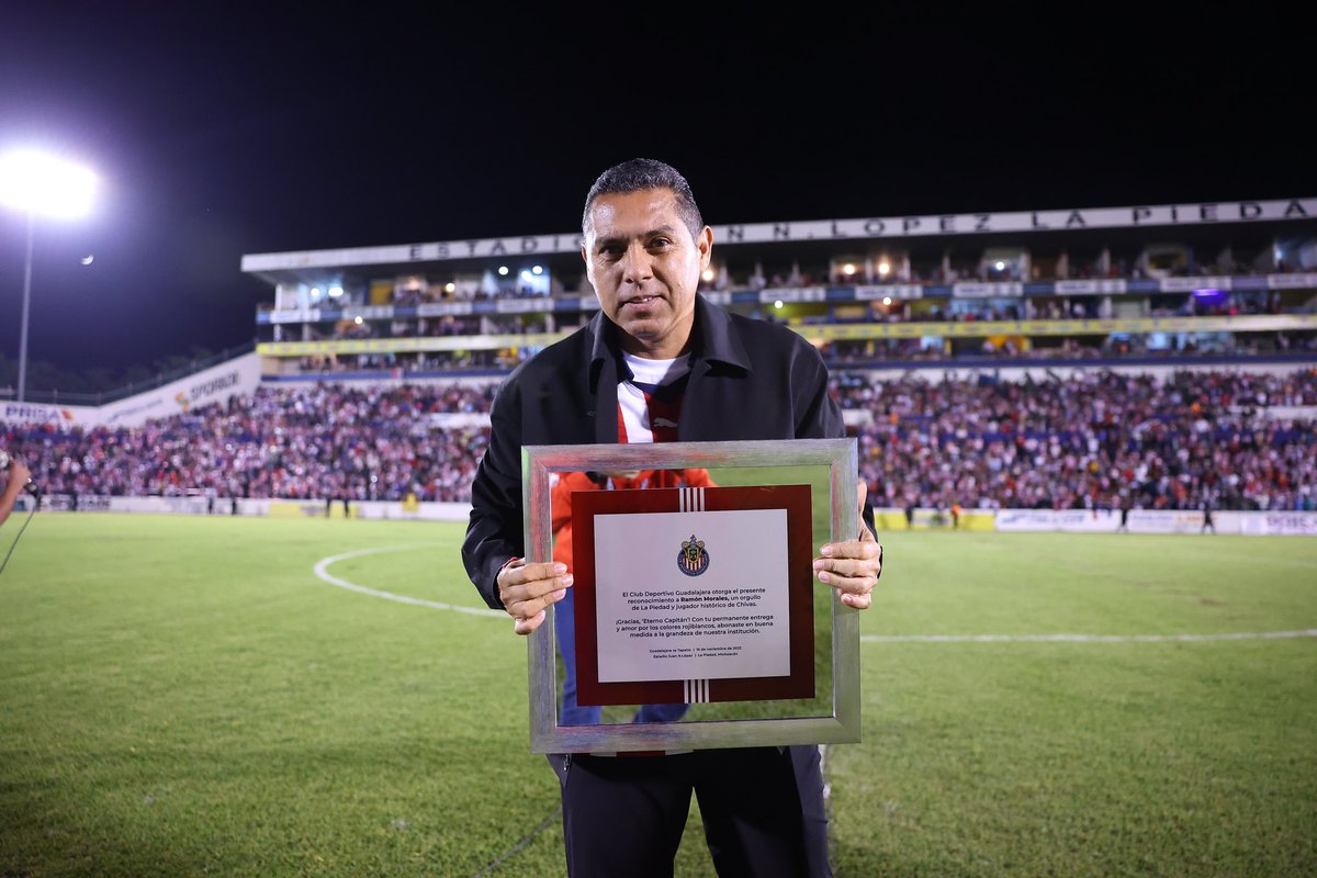 Chivas's tweet photo. 🫶🏻 Realizamos un emotivo homenaje para el Eterno Capitán del Guadalajara.

Un orgullo para La Piedad y Leyenda de mis Chivas ❤️🐐

¡GRANDE @RamonMorales11! 👏🏻👏🏻👏🏻 https://t.co/x5w0bM4OLk