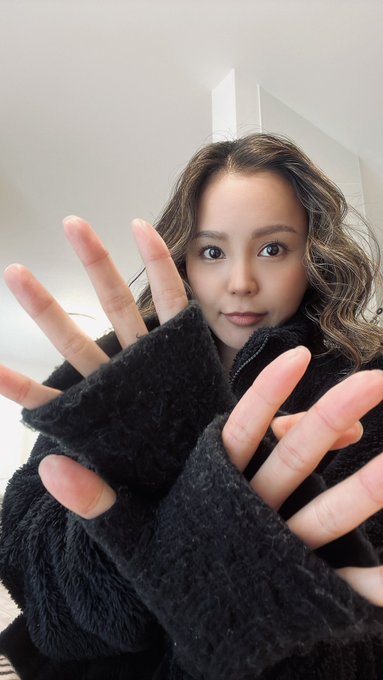 寒いから家でもハンドウォーマーつけてる。てかまじ寒すぎ🥶🥶🥶 https://t.co/x9c0JjoD0n