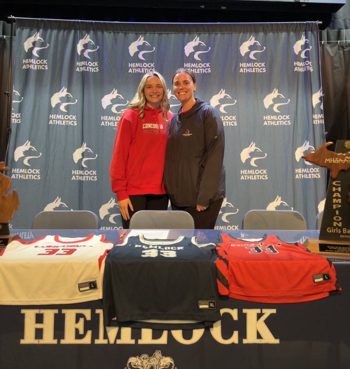 Officially a Cardinal and I could not be more excited! ❤️🤍 ⁦<a href="/CoachSchlump/">Elyse Schlump</a>⁩ ⁦<a href="/EricSalsbury/">Eric Salsbury</a>⁩ ⁦<a href="/concordiawbb/">Concordia University WBB</a>⁩