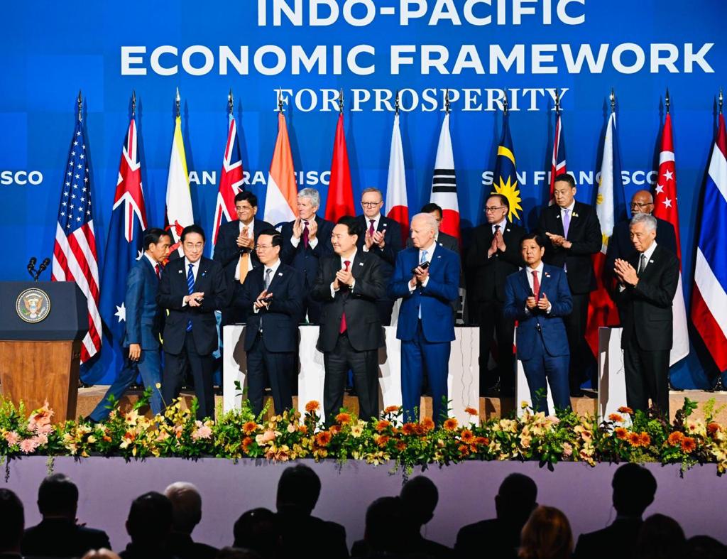 jokowi's tweet photo. Hadir dan menyampaikan pidato pada pertemuan para pemimpin negara dalam The Indo-Pacific Economic Framework for Prosperity (IPEF) di Moscone Center, San Francisco, Amerika Sertikat, hari Kamis waktu setempat.

Saya menyampaikan keterbukaan Indonesia dalam menjalin kerja sama berdasarkan prinsip saling menguntungkan dengan setiap negara.