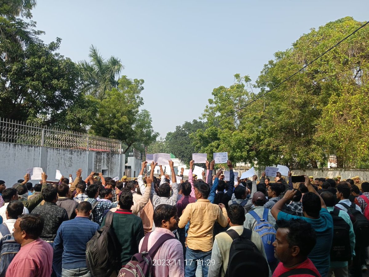#69000_बेसिकशिक्षक_भर्ती_आरक्षण_घोटाला
उत्तर प्रदेश सरकार में पिछड़े/दलितों/दिव्यांगों के लिए क्या यही न्याय है, 69000शिक्षक भर्ती में 6800 पिछड़े/दलित/दिव्यांग खुद सरकार द्वारा चयनित है पर पिछड़े 6वर्षों से सरकार द्वारा नियुक्ति न देने रोज इसी तरह प्रताड़ना दी जा रही है निंदनीय!