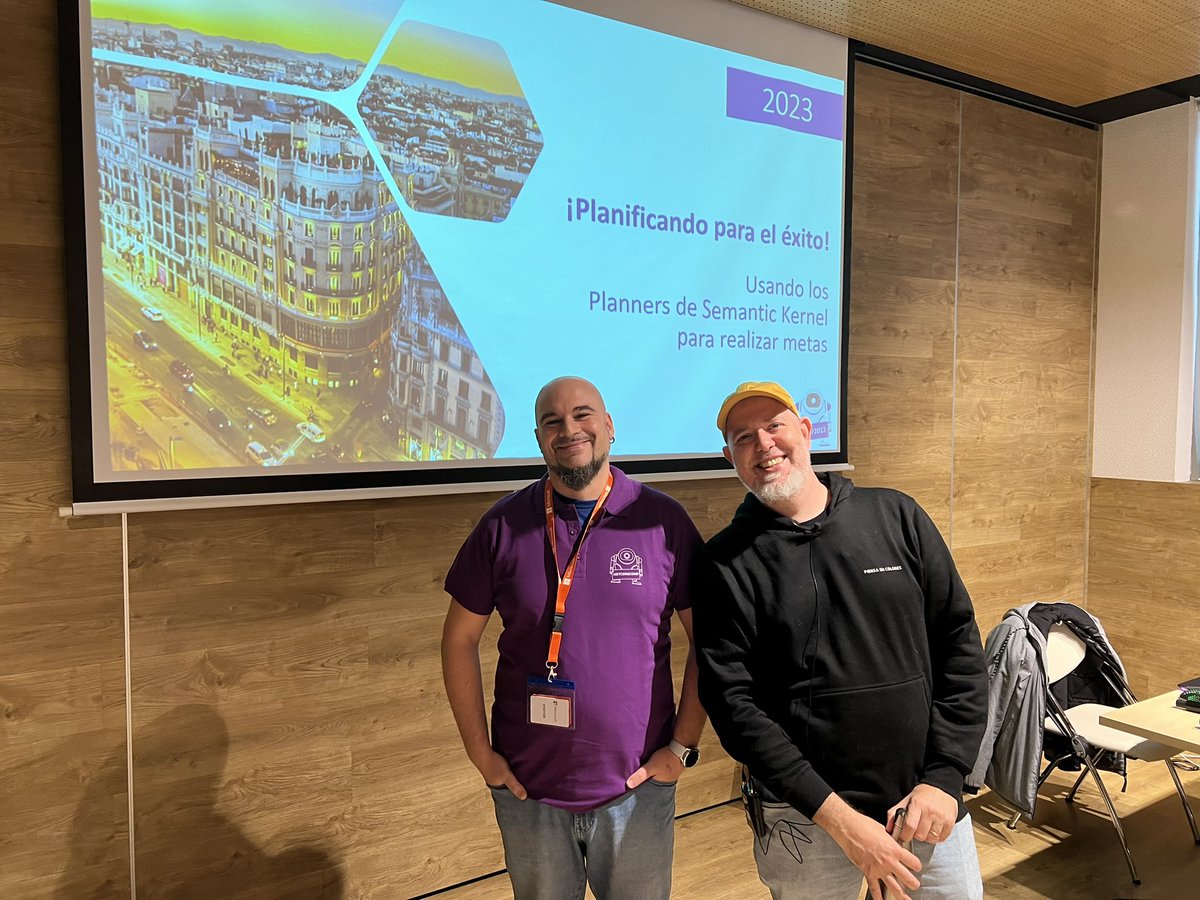 <a href="/rliberoff/">Rodrigo Liberoff 🧢</a> &amp; <a href="/pirisborja/">Borja Piris</a> a punto de empezar la charla