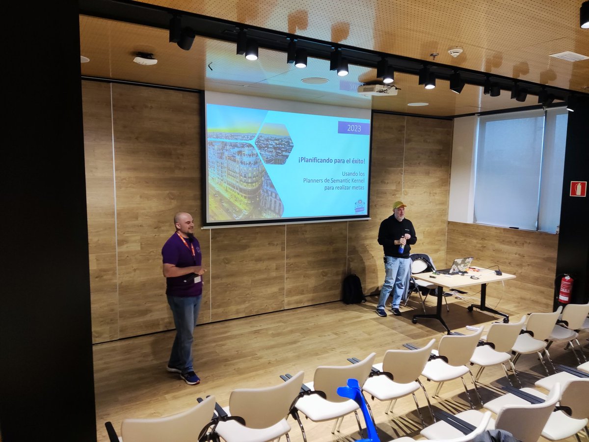 Empiezan los cracks del #encateam en la #netcoreconf!!!