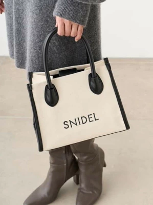 hiromiserino's tweet photo. シンプルで使いやすいスクエアロゴバッグはSNIDELの定番

ロゴバッグ SWGB235611

フェイクレザーとの異素材MIXも相まって、洗練された印象に

#SNIDEL #スナイデル

⏬楽天市場⏬
https://t.co/QkZ0A7RS2d https://t.co/v8NoEfTogz