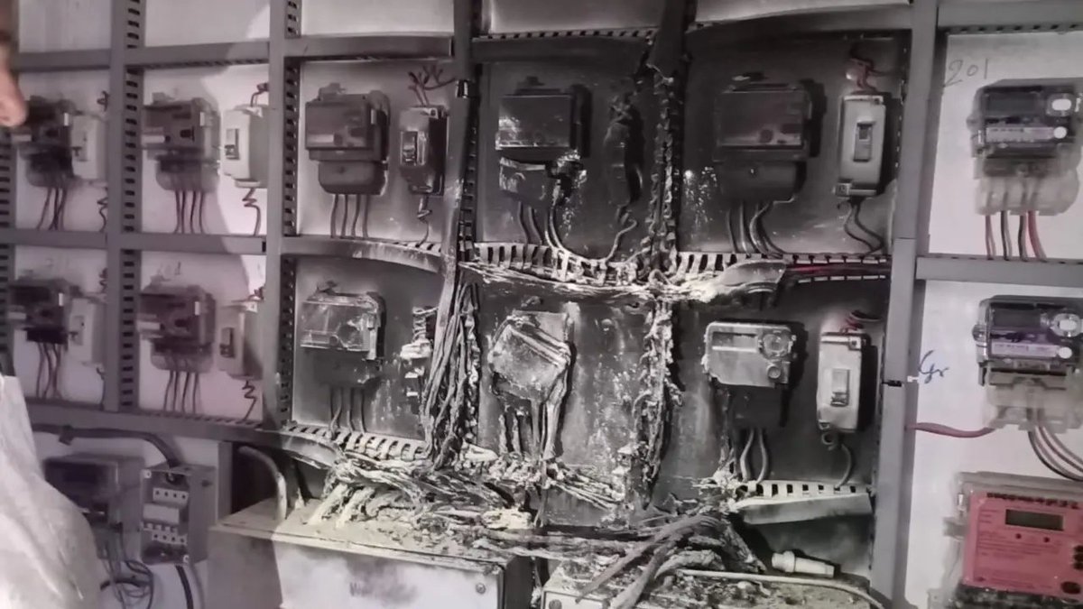 mid_day's tweet photo. #InPhotos | #MiddayNews
Electric meter boxes at Thane building gutted in fire
#Mumbai #ElectricBox #Thane #News #NewsUpdate
https://t.co/FlfDFsGclq https://t.co/Ki64aMSqky