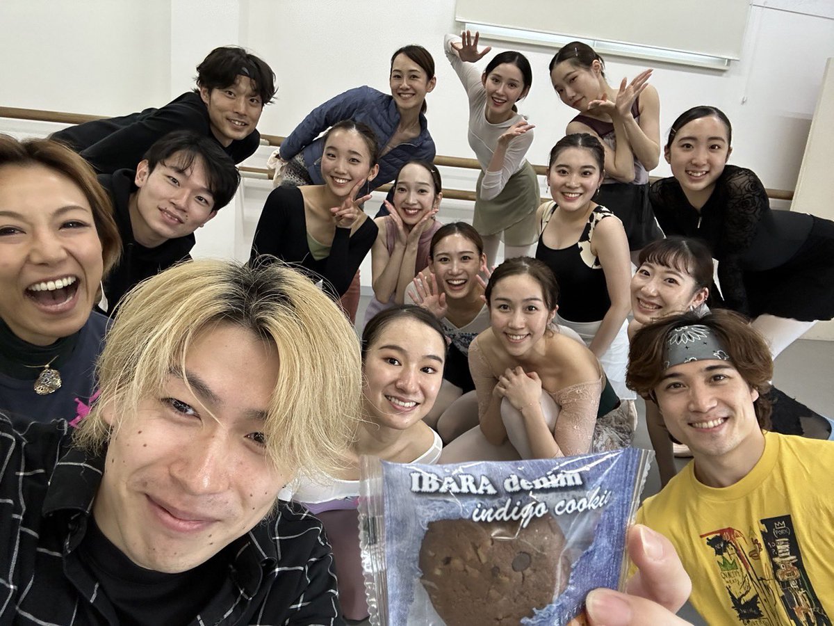 BlueTokyo's tweet image. 202312月23日(土)24日(日)神戸文化ホール公演「くるみ割り人形」初回稽古が本日終了しました。
井原市の久津間製菓株式会社様のインディゴクッキーを差し入れしたところ、大好評でした！
現在、チケット発売中です。学生チケットは3,000円！
是非観に来てください。
詳細は↓
sadamatsu-hamada.fem.jp/nutcracker2023…