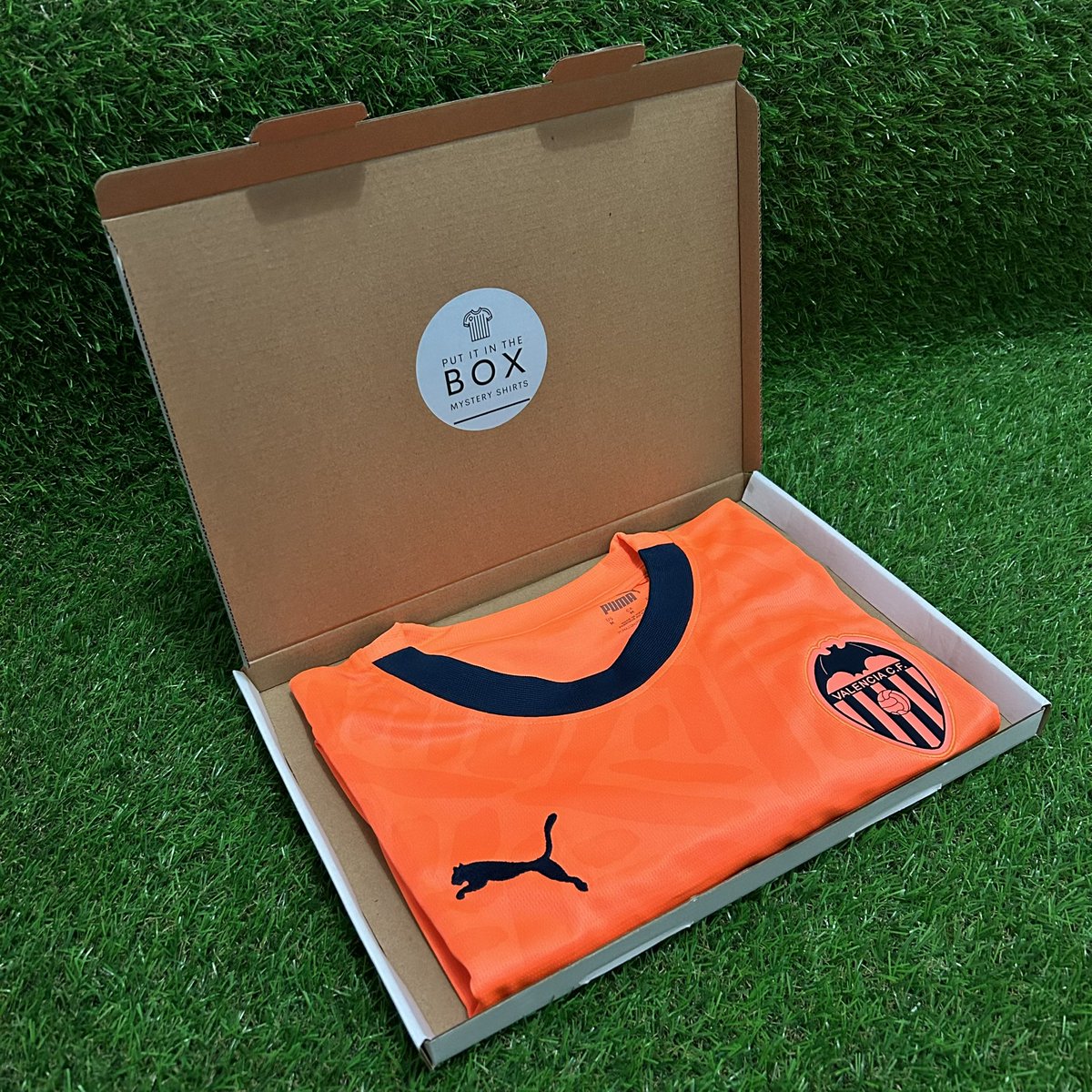 putitinthebox_'s tweet photo. The new Valencia third shirt is so bright and clean, we love it! 🧡

We’ve got a few of these ready to go out 📦

Tap the link to get your mystery football shirt 👕

https://t.co/HvIigWf07R

#putitinthebox #mysteryshirt #mysteryfootballshirt #valencia https://t.co/8zU2xamNil