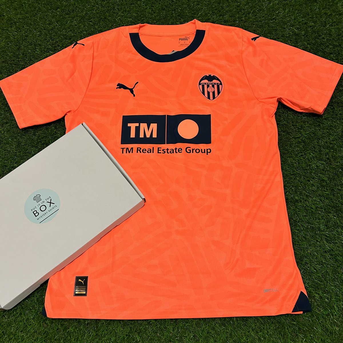putitinthebox_'s tweet photo. The new Valencia third shirt is so bright and clean, we love it! 🧡

We’ve got a few of these ready to go out 📦

Tap the link to get your mystery football shirt 👕

https://t.co/HvIigWf07R

#putitinthebox #mysteryshirt #mysteryfootballshirt #valencia https://t.co/8zU2xamNil
