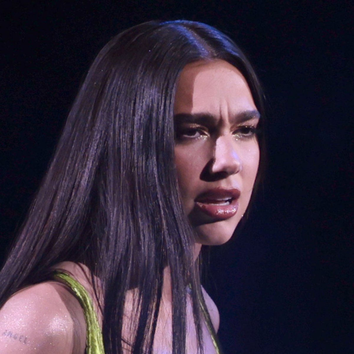CSKian716's tweet photo. Dua Lipa singing at the closing ceremony: If you're feeling like you need a little bit of company
You met me at the perfect time

Crowd singing: Haan yahan kadam kadam par lakhon hasinaayein hain...

Dua Lipa: https://t.co/5yKWcxiVj4