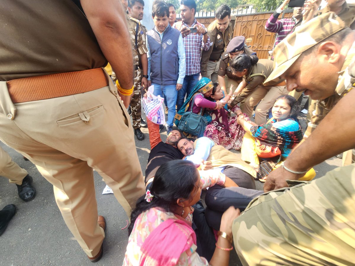 #69000_बेसिकशिक्षक_भर्ती_आरक्षण_घोटाला
<a href="/thisissanjubjp/">Sandeep Singh</a> जी ऐसा बर्ताव ठीक नही है ये वही चयनित शिक्षक है जो पिछले 6 वर्षों से रोज प्रताड़ित हो रहे है, इनको इनका हक़/अधिकार इनकी नियुक्ति नही देकर इनको मानसिक,आर्थिक रूप से प्रताड़ना देना कहा तक जायज़ है! चुनाव में इन्ही के वोट चाहिए