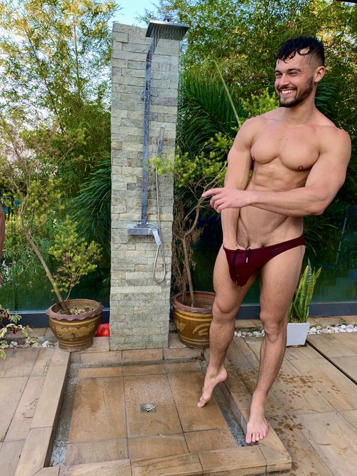 Spreading happiness before your cheeks https://t.co/OvhfhVFzCY<a href="/tag/henrycavill"class="tags"><span>#henrycavill</span></a>