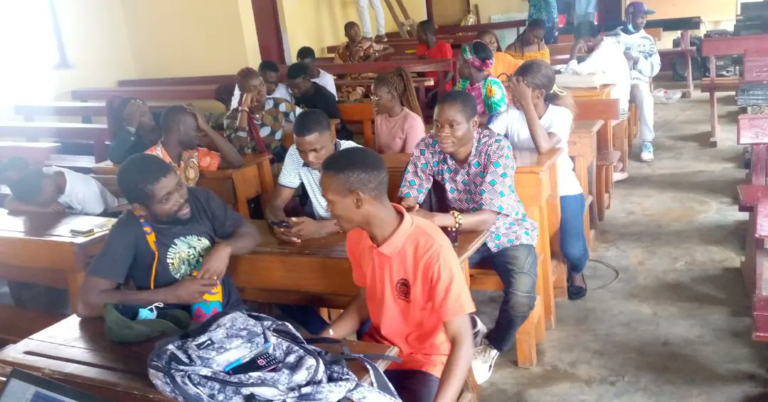 GUTSCHOOL's tweet photo. Retour en images sur les étudiants de la #Licence2 qui sont en place pour leur premier cours #community_manager 2.
Il est important de rappeler qu'à Gutschool nous prônons les #NTIC , ceci dit nos étudiants doivent être à même de manipuler ses outils en plus de leurs #formations. https://t.co/yuS1r8v6Cv