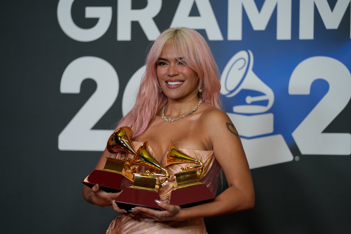 mtvspain's tweet photo. #KarolG consiguió emocionarnos con su discurso tras ganar en la categoría 'Mejor Álbum de Música Urbana' 🥹 #LatinGRAMMY 

“No puedo creer que, este año, el Mejor Álbum de Música Urbana lo tiene una mujer. ‘Mañana Será Bonito’ es un álbum muy especial para mí. Hablamos de muchas historias y hablamos de muchas cosas para hacer este álbum y me parece increíble que sea un álbum que ha tocado a tantas personas. Más allá del amor que he recibido por parte del álbum, que esto me lo estén dando adicional significa el mundo entero”