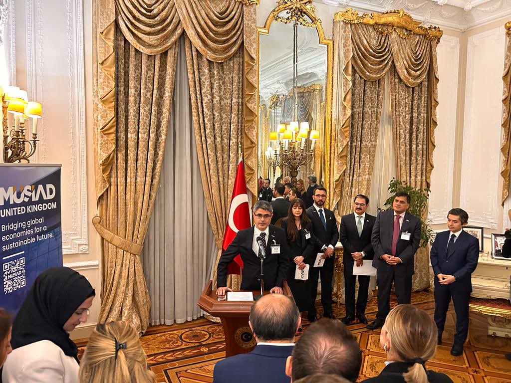 _selimsar_'s tweet photo. Türkiye Cumhuriyeti Büyükelçiliğimizin himayelerinde MÜSİAD UK ev sahipliğinde D-8 networking etkinliğimizi Londra’da gerçekleştirdik. İlgili ülke büyükelçileri, Türk ve İngiliz milletvekilleri, temsilcilerimiz ve yerli yabancı iş adamlarımızın katılımıyla ticaret konuştuk. https://t.co/P3tRo8QCp1