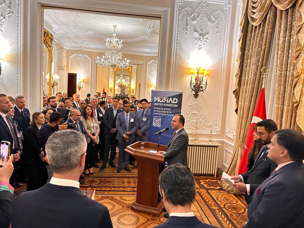 _selimsar_'s tweet photo. Türkiye Cumhuriyeti Büyükelçiliğimizin himayelerinde MÜSİAD UK ev sahipliğinde D-8 networking etkinliğimizi Londra’da gerçekleştirdik. İlgili ülke büyükelçileri, Türk ve İngiliz milletvekilleri, temsilcilerimiz ve yerli yabancı iş adamlarımızın katılımıyla ticaret konuştuk. https://t.co/P3tRo8QCp1