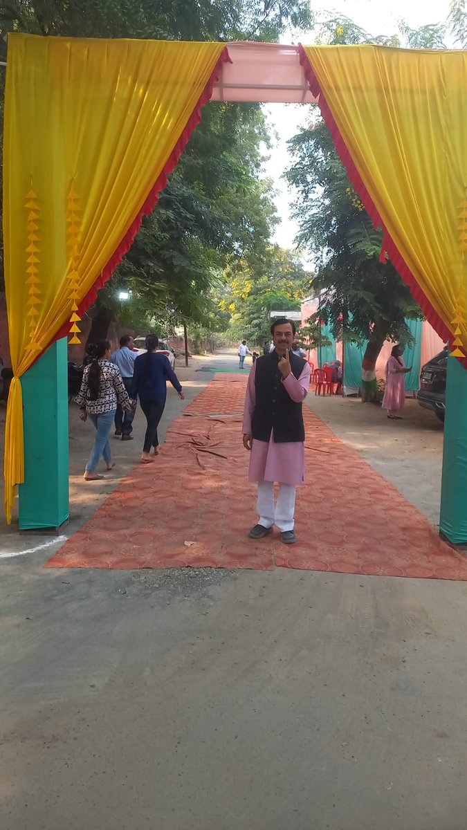 मध्य प्रदेश इंटक के प्रदेश सचिव एवं मध्य प्रदेश संविदा ठेका श्रमिक कर्मचारी संघ इंटक के यशस्वी प्रदेश अध्यक्ष माननीय एल.के.दुबे जी ने श्रमिकों,युवाओं के उज्ज्वल भविष्य एवं समवृद्ध,खुशहाल मध्य प्रदेश के हित में किया मतदान महादान।
<a href="/INTUCPrez/">Dr.G.Sanjeeva Reddy</a> <a href="/INTUCnational/">INTUC</a>
<a href="/INCMP/">MP Congress</a>  <a href="/mpbreakingnews/">MP Breaking News</a>