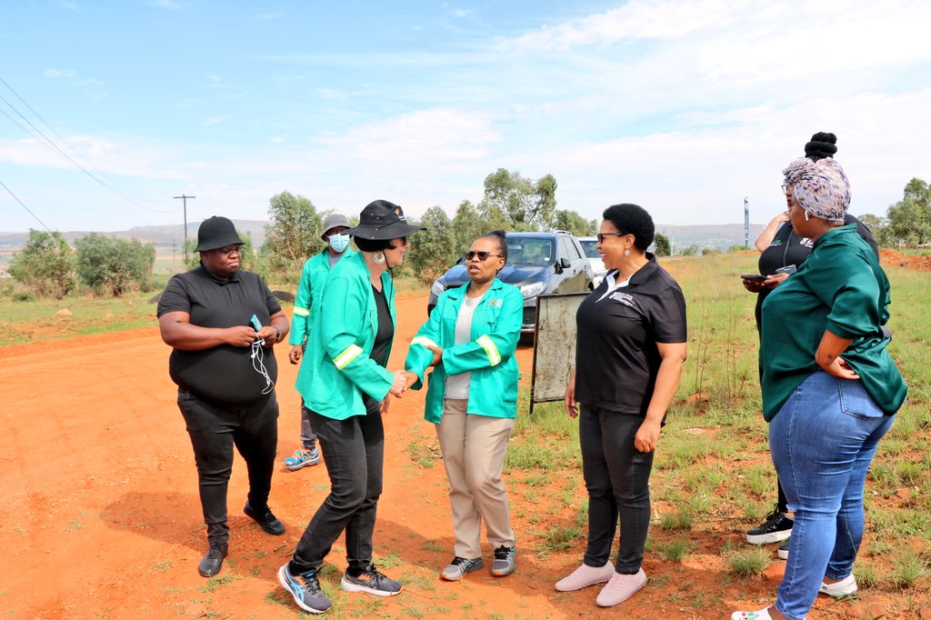 environmentza's tweet photo. Minister @BarbaraCreecy_ has arrived in Heidelberg to launch a 5 year programme worth R2.67 billion to implement the #WorkingForWater Programme which aims to eradicate #invasive #alien plants in our communities. Site Manager, Ms Mpho Kubeka is leading the site inspection. https://t.co/SYNvuG1Ot3