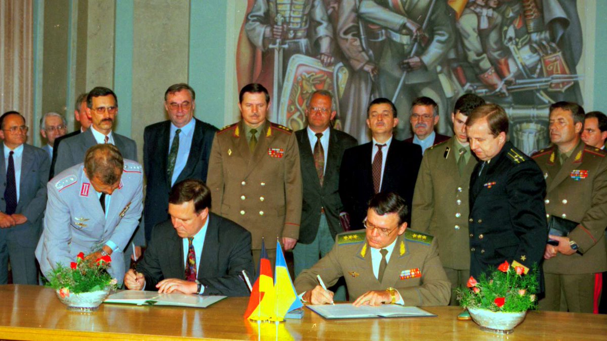 Wenn über Krisen, Kriege &amp; Konflikte gesprochen wird, sind #Frauen immer noch stark unterrepräsentiert. Das macht sich besonders am Verhandlungstisch bemerkbar. Dabei belegen Studien: #Frieden ist nachhaltiger, wenn Frauen mitverhandeln. Maßnahmen des Ministeriums 👉 BMVg.​de