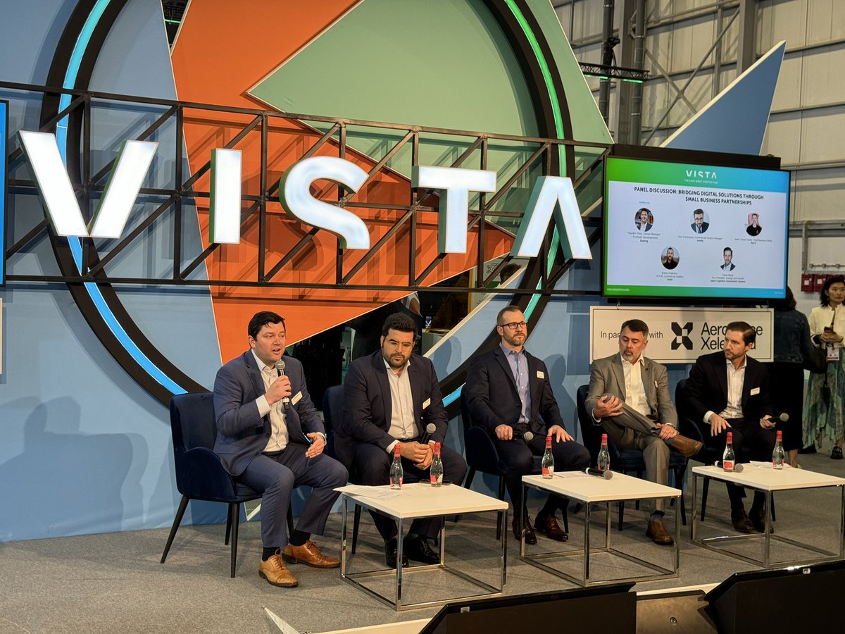Valerius_G's tweet photo. Amazing scene with a fruitful discussions #vista #boeing #aerospace #DubaiAirShow2023 https://t.co/wlNtJLpDOw