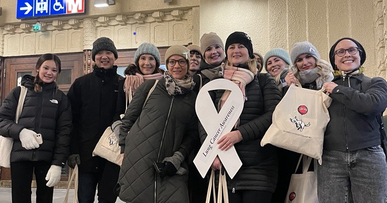 MSDFinland's tweet photo. Suomen Syöpäpotilaat ry järjesti tällä viikolla tempauksen, jossa jaoimme yli tuhat valkonauhaheijastinta tuomaan valoa talven pimeyteen. Näin halusimme osoittaa tukea ja myötätuntoa kaikille, joita #keuhkosyöpä koskettaa. Kiitos, että saimme olla mukana!

#keuhkosyöpäkuukausi https://t.co/hpTOI4e3PP
