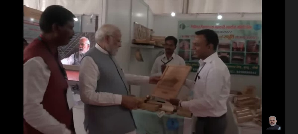 BjymRanchi's tweet photo. आदरणीय बड़े भाई हमारे राजनितिक मार्गदर्शक एवं कुशल नेतृत्वकर्ता श्रीमान विवेक आनंद जायसवाल जी देश के यशस्वी प्रधानमंत्री श्री नरेन्द्र मोदी जी एवं अपने राजनितिक मार्गदर्शक एवं केंद्रीय मंत्री श्री अर्जुन मुंडा जी के साथ
@VivekAnandBJYM 
@yourBabulal 
@MundaArjun 
@PKVarmaRanchi https://t.co/YnKyXvkPAr