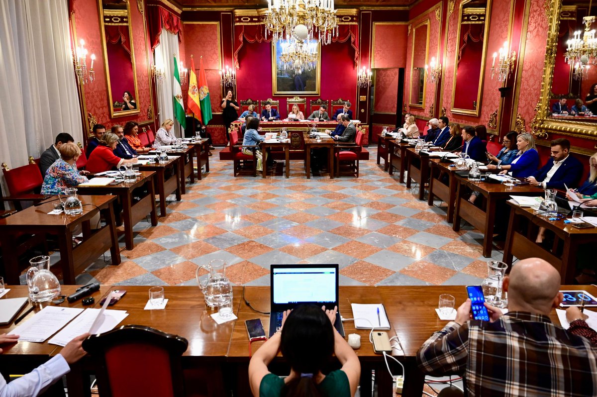 PP Granada (@ppgranada) on Twitter photo 🇪🇸 A iniciativa del <a href="/GPPAytoGranada/">Populares Ayuntamiento Granada🇪🇸</a>, el <a href="/aytogr/">Ayuntamiento de Granada</a> celebra un hoy a las 13:30h un pleno extraordinario para presentar una moción en defensa de la Constitución Española, la igualdad de los españoles y el respeto al Estado de Derecho y la Democracia
#EspañaNoSeRiende
#TodoPorLaSilla 🇪🇸 A iniciativa del <a href="/GPPAytoGranada/">Populares Ayuntamiento Granada🇪🇸</a>, el <a href="/aytogr/">Ayuntamiento de Granada</a> celebra un hoy a las 13:30h un pleno extraordinario para presentar una moción en defensa de la Constitución Española, la igualdad de los españoles y el respeto al Estado de Derecho y la Democracia
#EspañaNoSeRiende
#TodoPorLaSilla