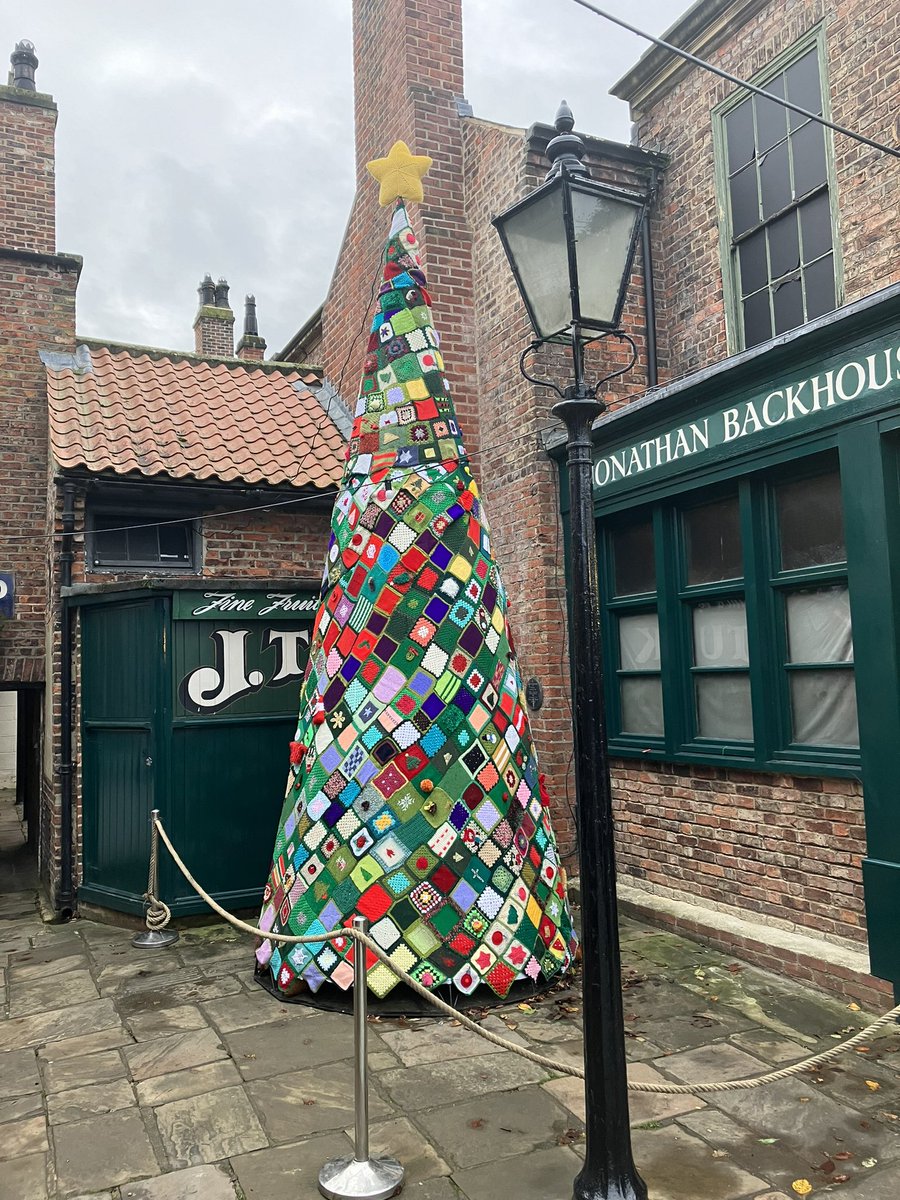 pparkmuseum's tweet photo. Our Community Christmas Crochet Tree is on display in the Victorian Street, just in time for the weekend!🎄

Volunteers &amp; local community groups helped us to create the impressive 20ft tree in 2019 by knitting &amp; crocheting 1,000 squares.🧶

Come and take a selfie &amp; tag us in!📸 https://t.co/wYKC2vnBvL