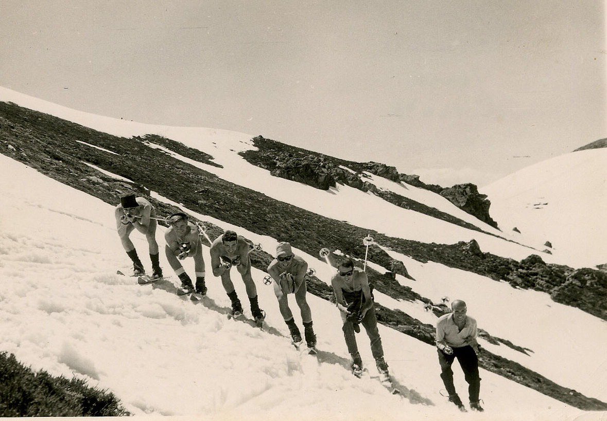 Hoy ! Reconocimiento a socios de mérito y distinción a socios de honor en el restaurante Bellavista . 
🥇