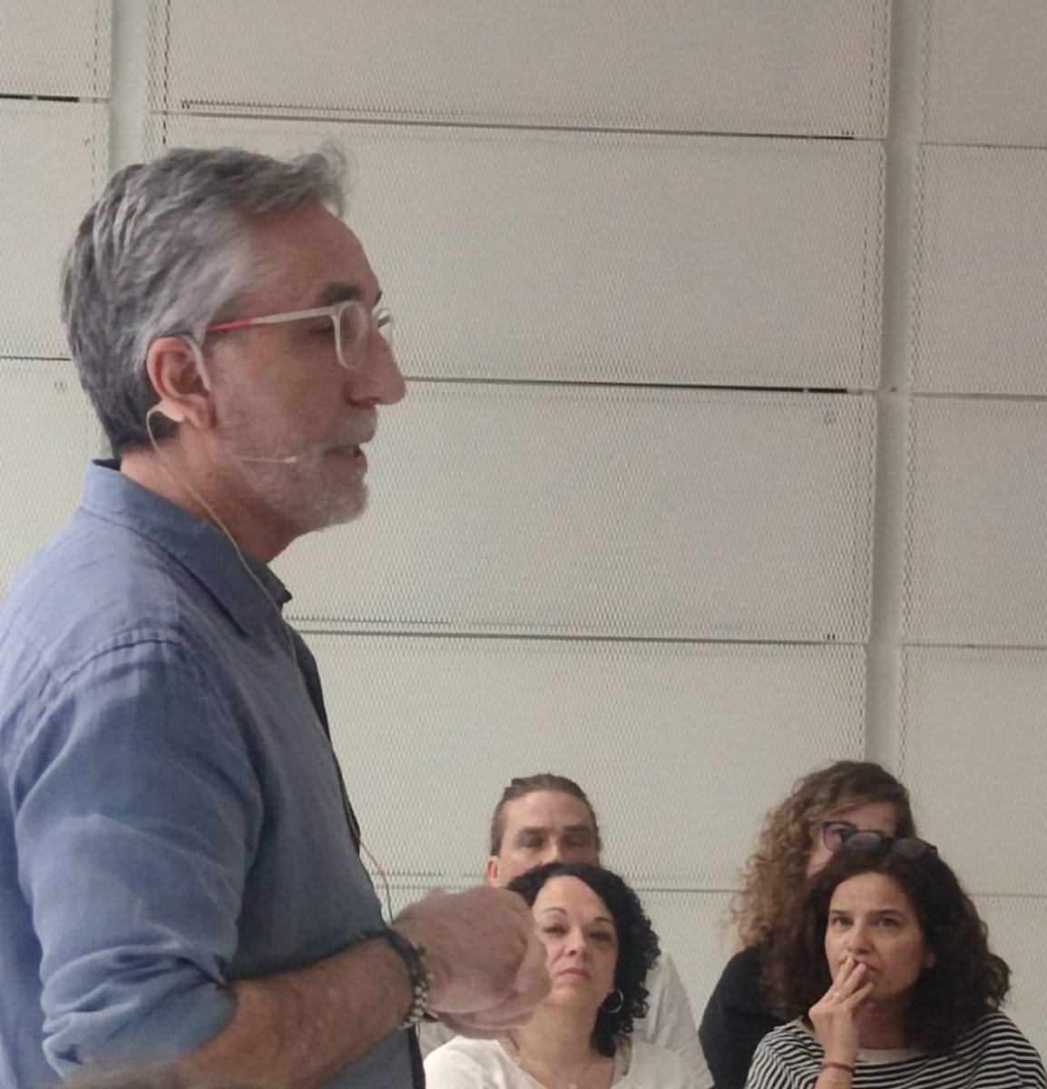 <a href="/Mkdaorozco/">Magda Orozco</a> <a href="/bcn_ajuntament/">Ajuntament de Barcelona</a> <a href="/abd_ong/">ABD</a> 🎙️ És temps per la conferencia ‘Comunitat, xarxes i vincles: parlem del valor d’allò que no té preu”, a càrrec del doctor en psicologia <a href="/pacolopezjim/">Paco López Jiménez</a>  #ÀgoraCiutadana2023